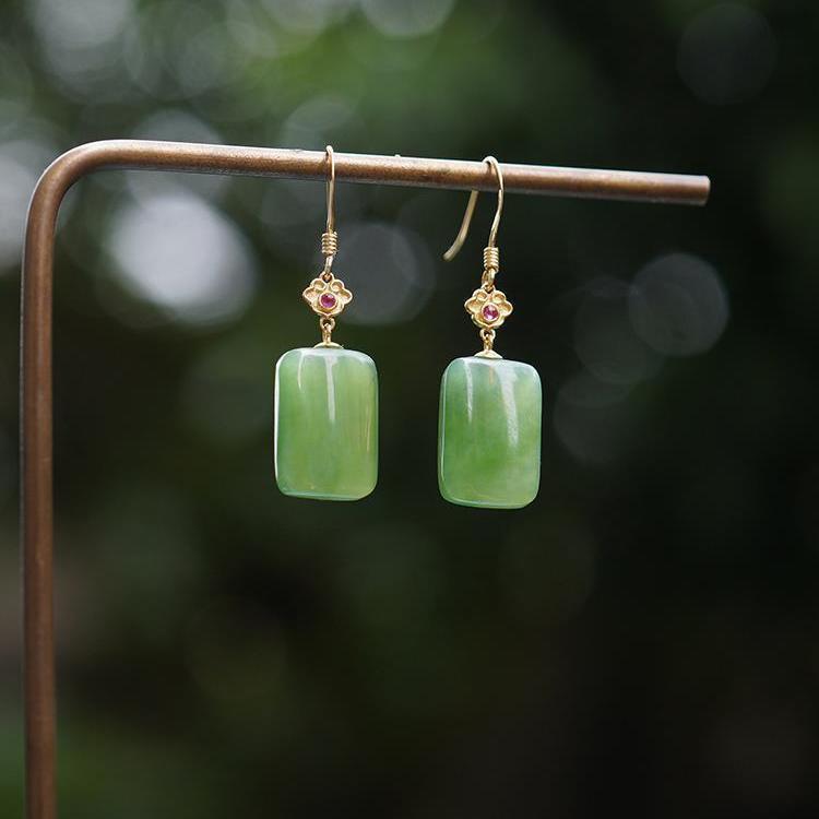 Classic Gold Earring with Timeless Appeal