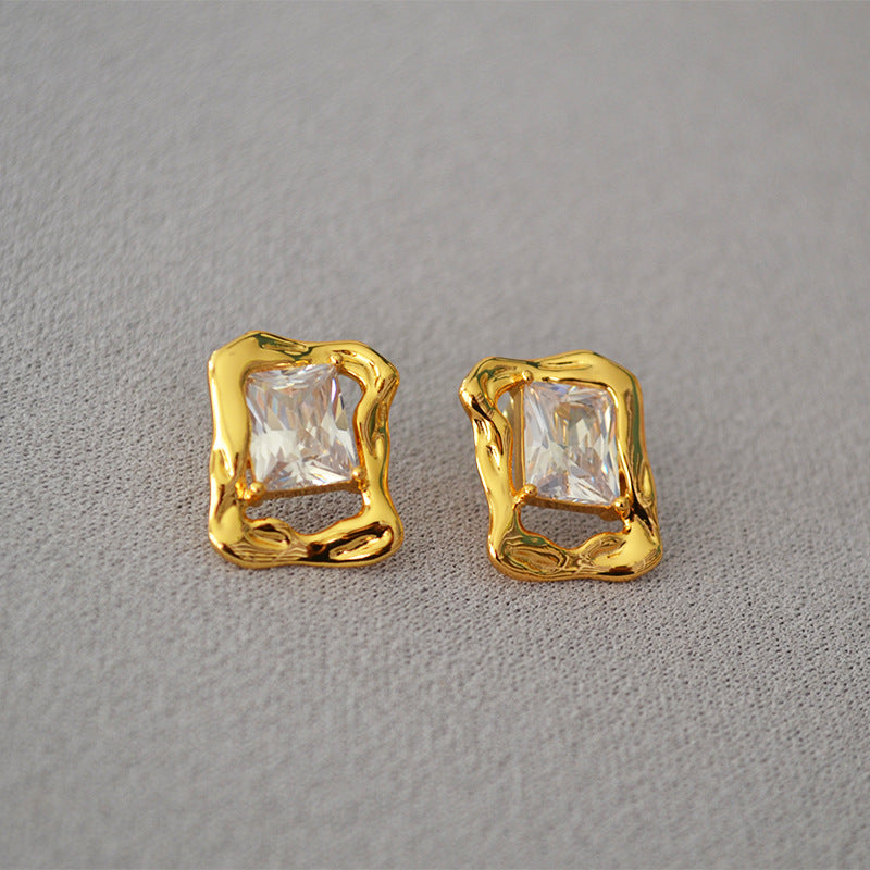 Classic Gold Earring with Timeless Appeal
