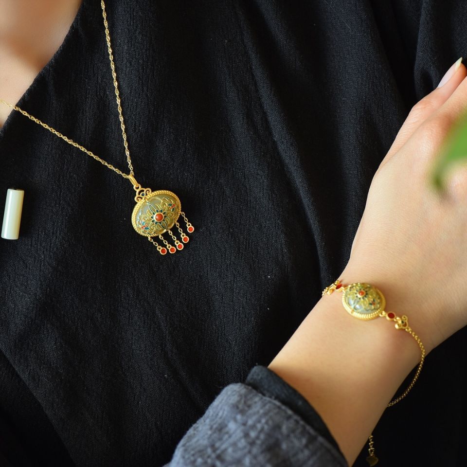 Beautiful Gold Set with Unique Style