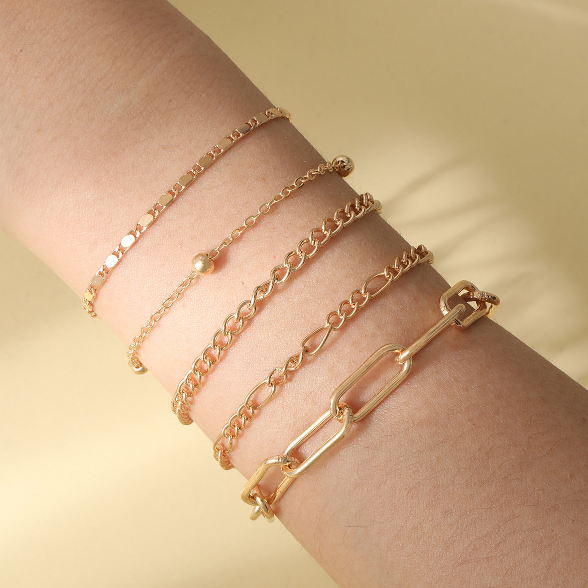 Romantic Gold Bracelet for Special Moments