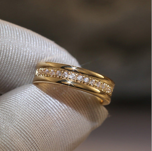 Classic Gold Ring with Timeless Appeal