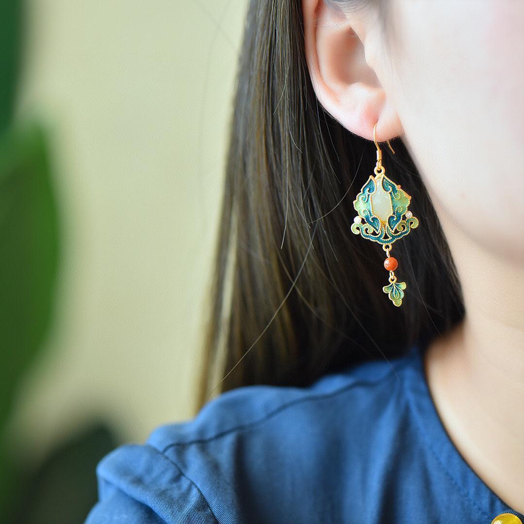Classic Gold Earring with Timeless Appeal
