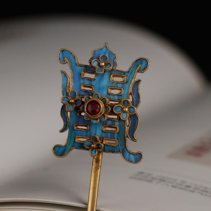 Charming Gold Piece for Any Occasion