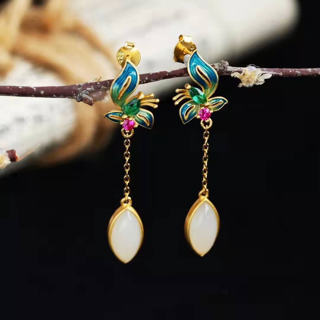 Romantic Silver Earring for Special Moments