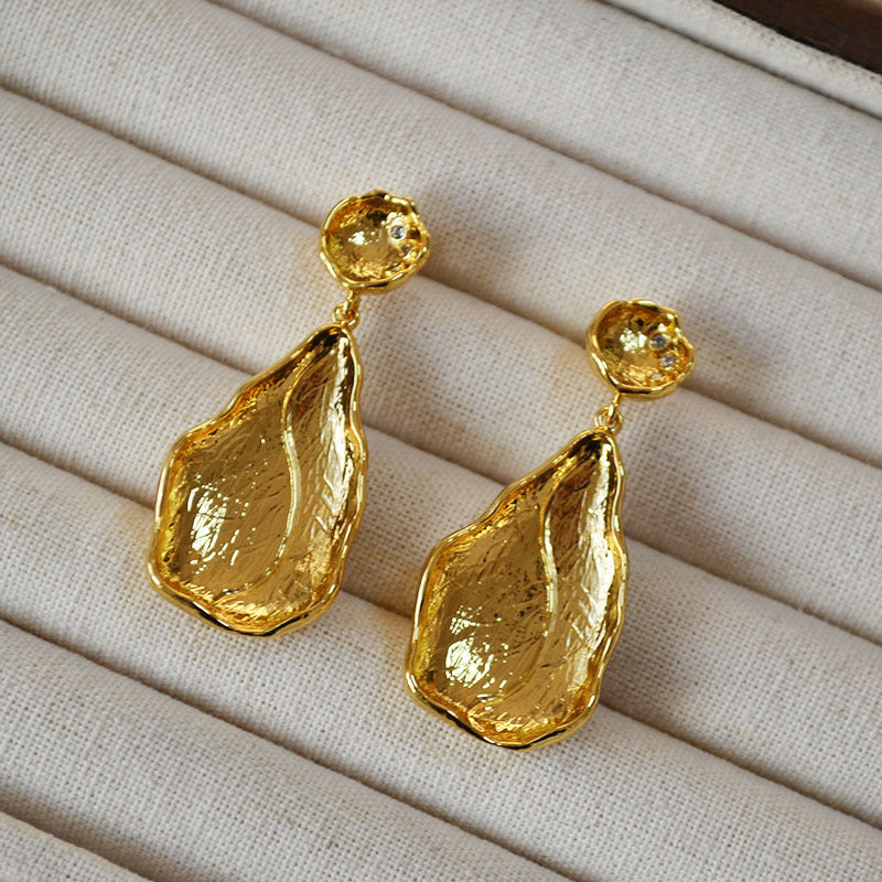 Classic Gold Earring with Timeless Appeal