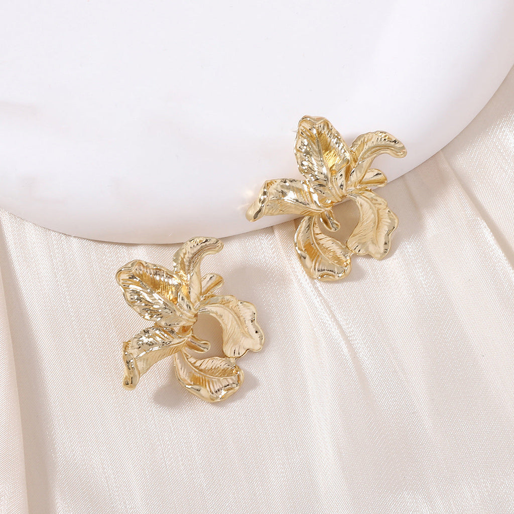 Charming Gold Earring for Any Occasion
