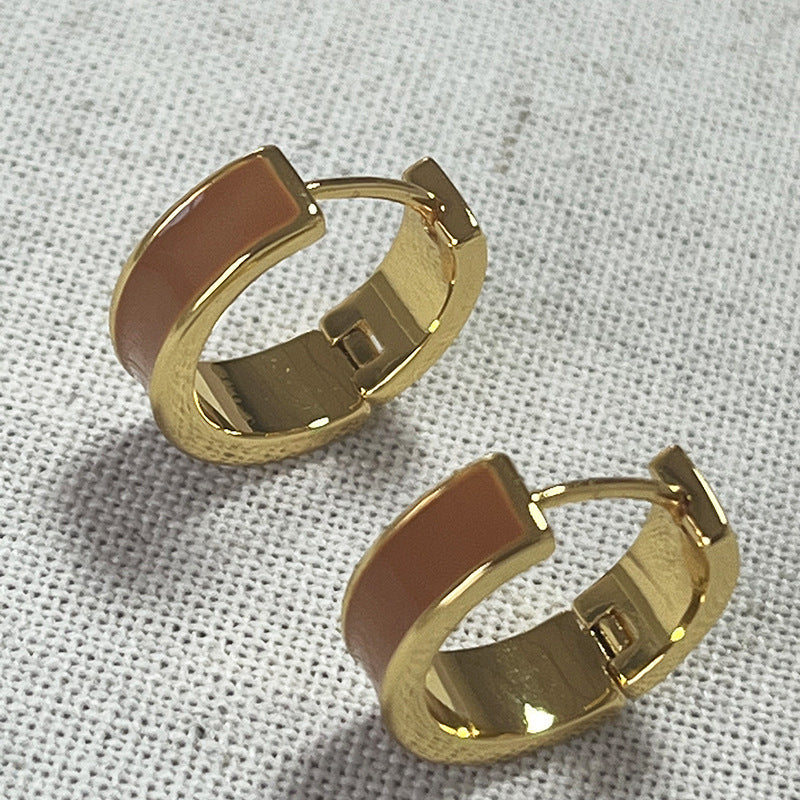 Classic Gold Earring with Timeless Appeal