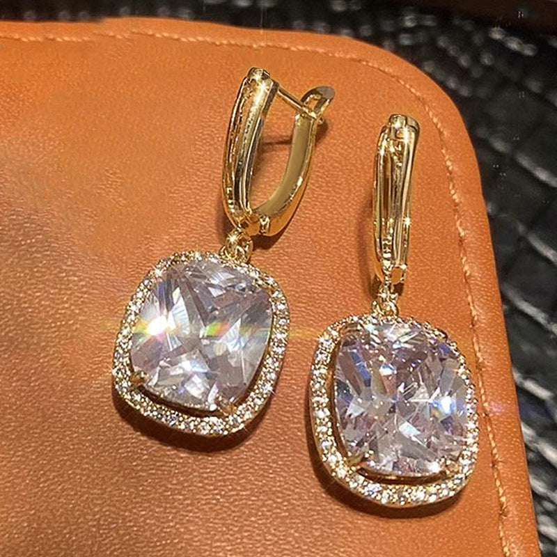 Charming Earring for Any Occasion
