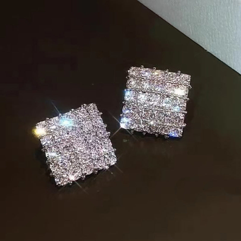 Charming Earring for Any Occasion
