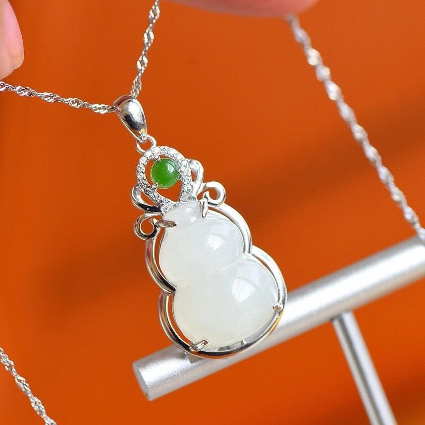 Beautiful Silver Necklace with Unique Style