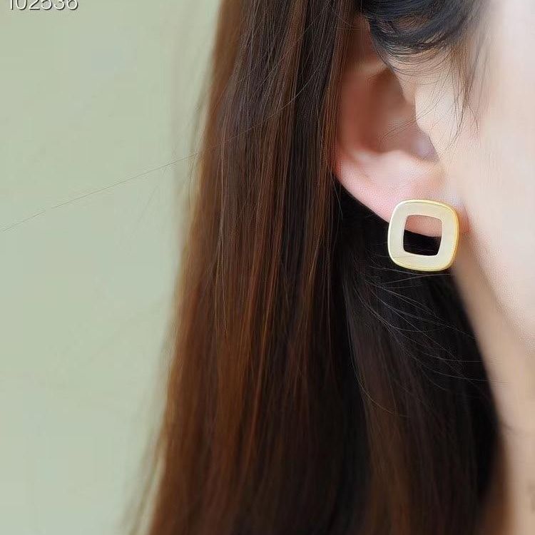 Charming Silver Earring for Any Occasion