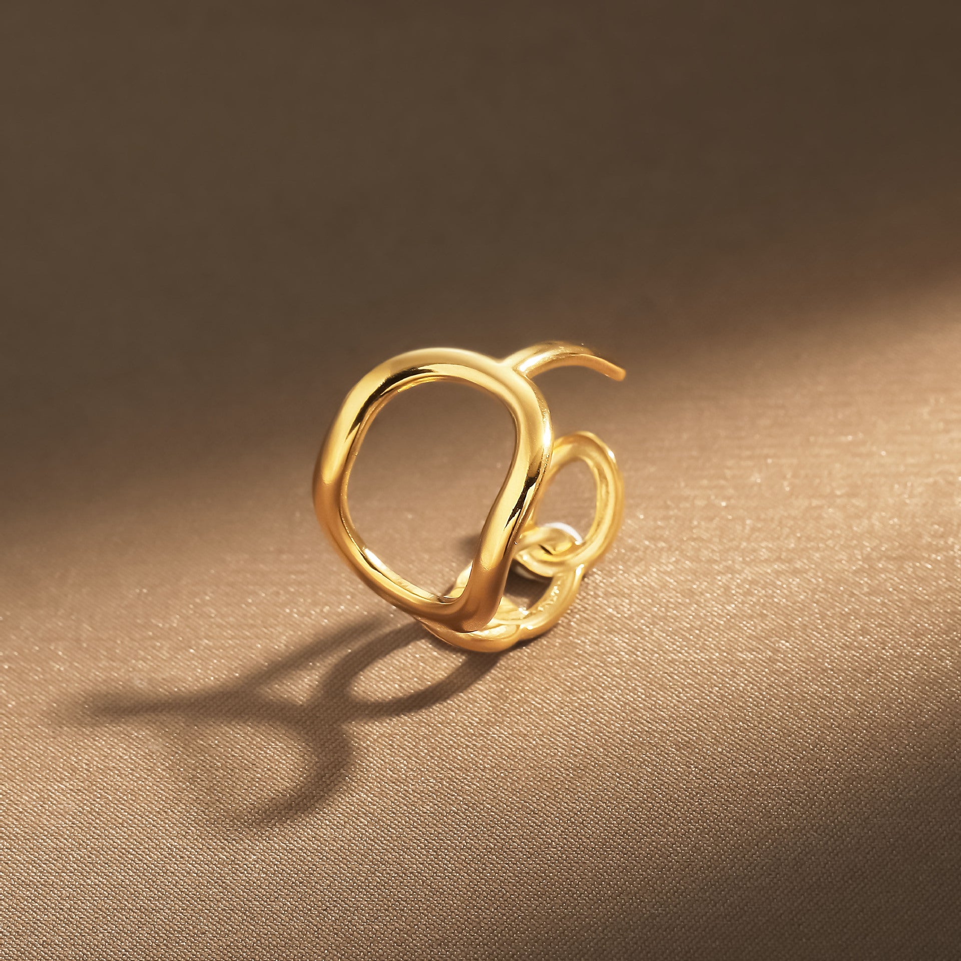 Classic Gold Bracelet with Timeless Appeal