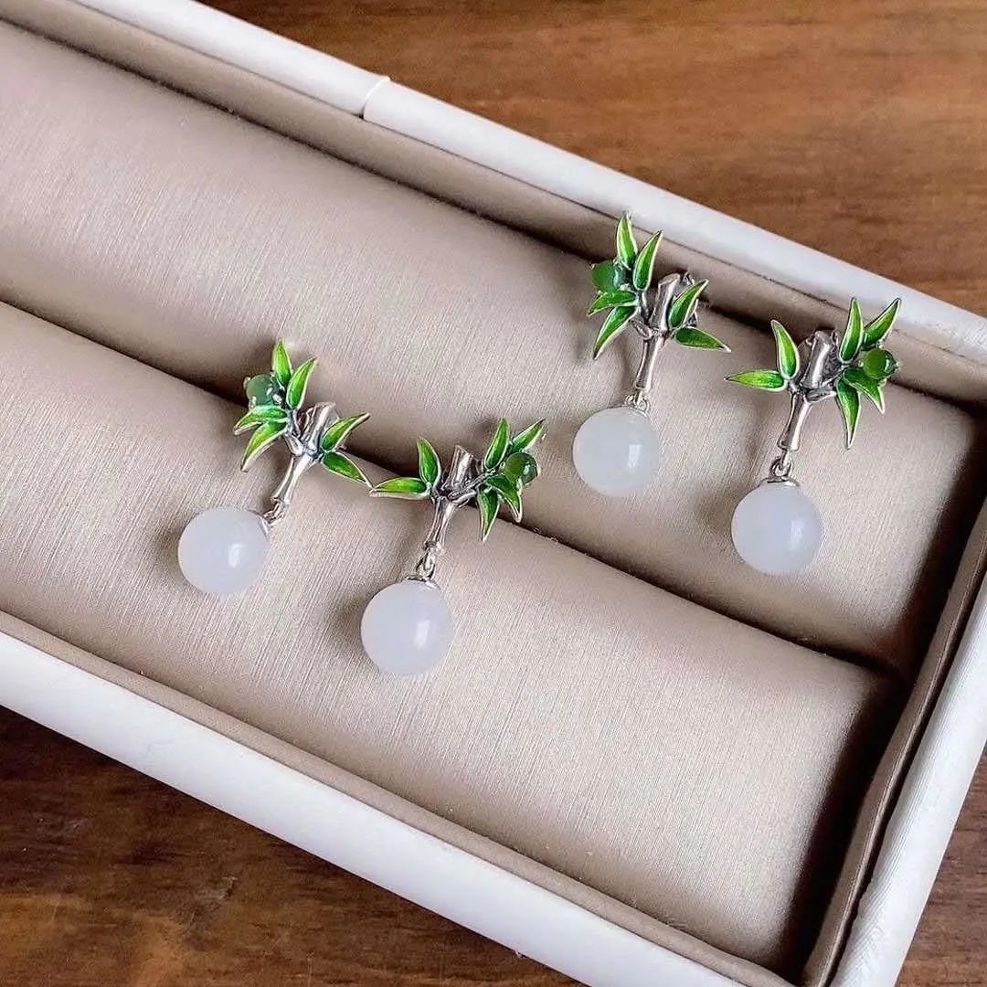 Romantic Silver Earring for Special Moments