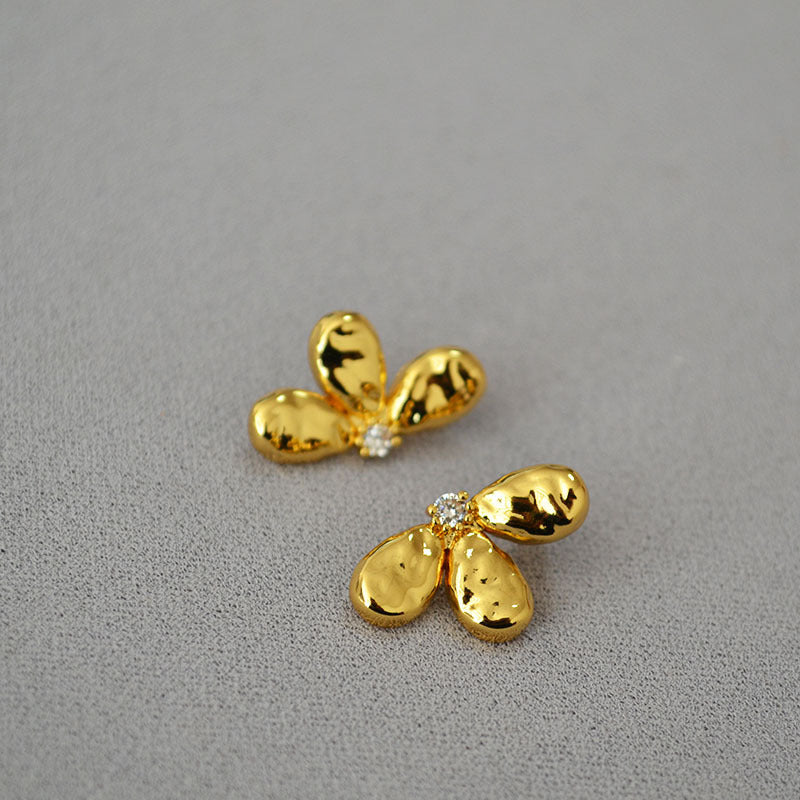 Charming Gold Earring for Any Occasion