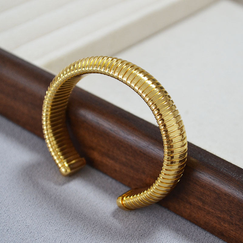 Romantic Gold Bracelet for Special Moments