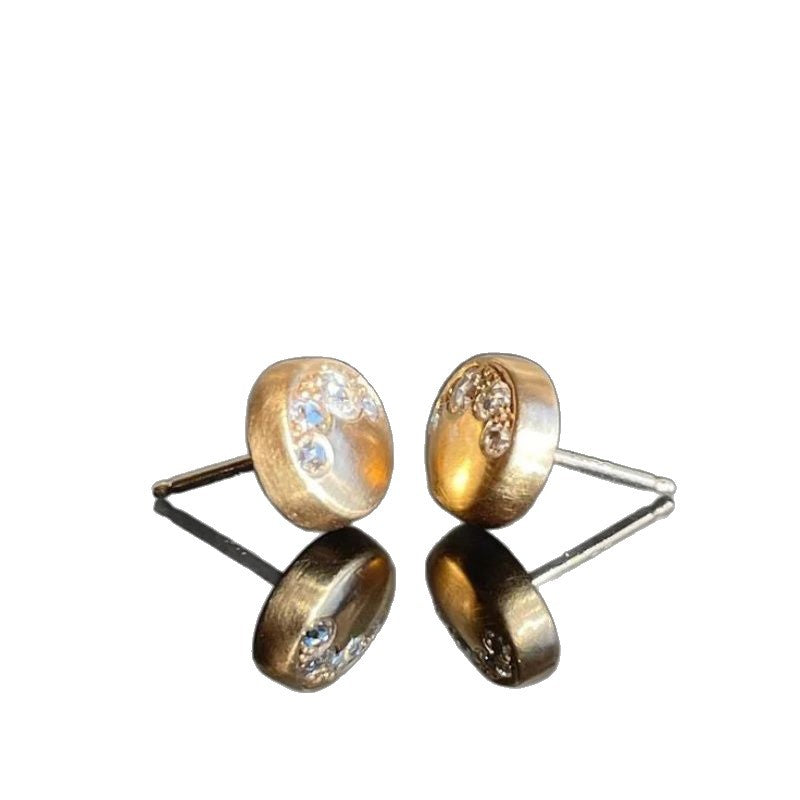 Charming Gold Earring for Any Occasion