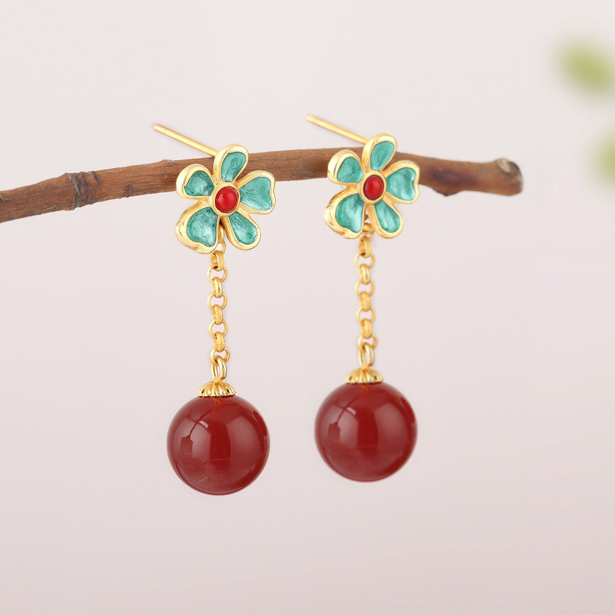 Charming Gold Earring for Any Occasion