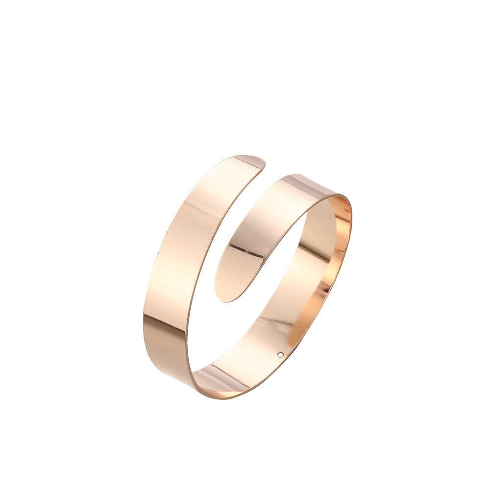 Classic Gold Bracelet with Timeless Appeal