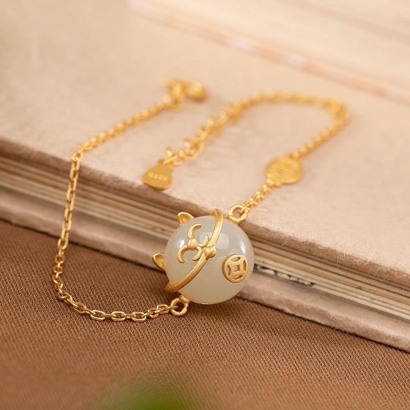 Classic Gold Bracelet with Timeless Appeal
