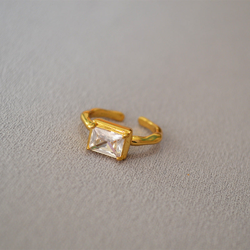 Classic Gold Ring with Timeless Appeal
