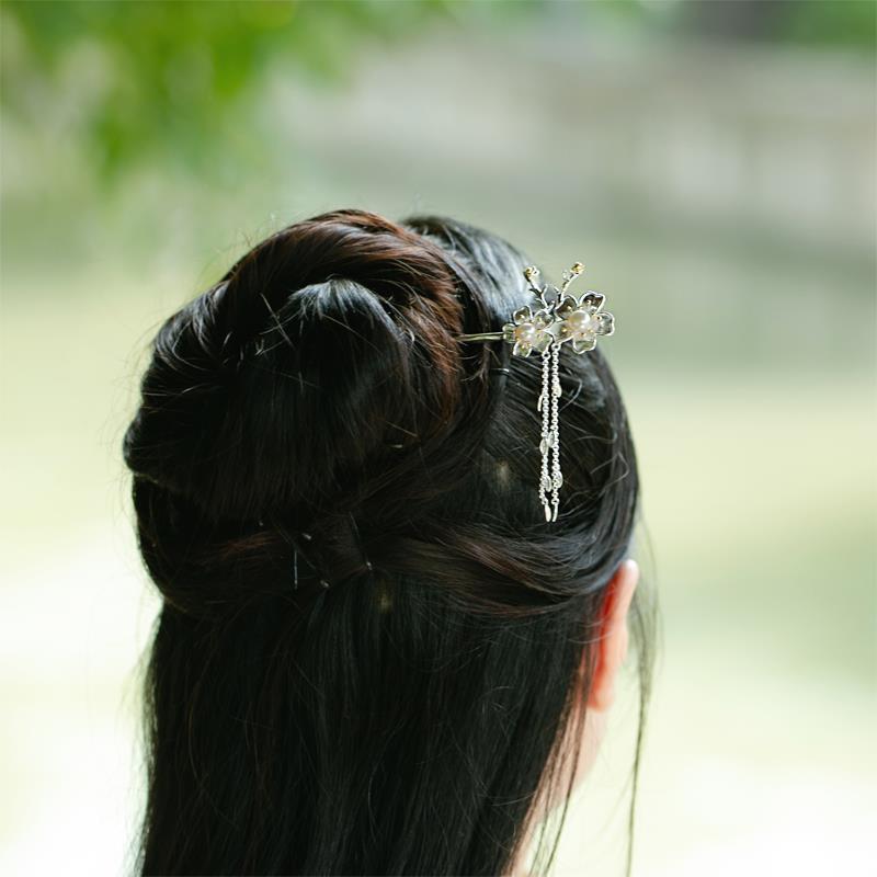 Classic Silver Piece with Timeless Appeal