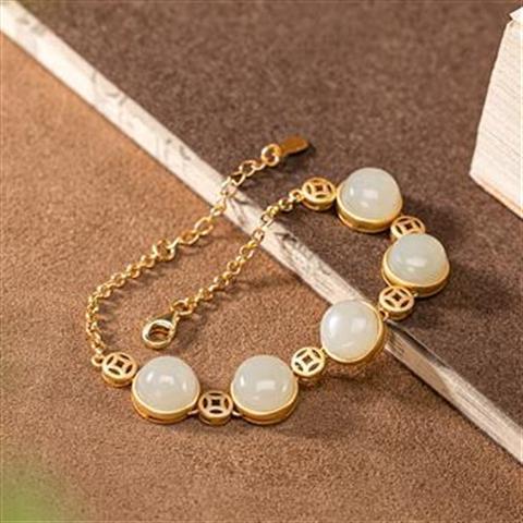 Classic Gold Bracelet with Timeless Appeal