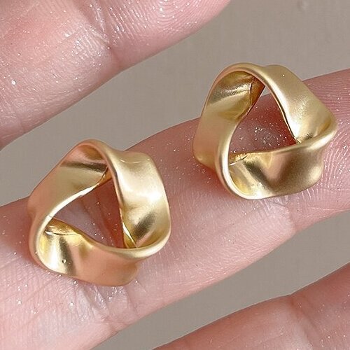 Stunning Gold Earring for Daily Wear