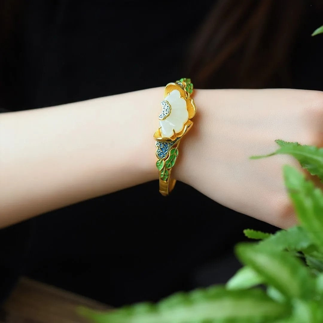 Classic Gold Bracelet with Timeless Appeal