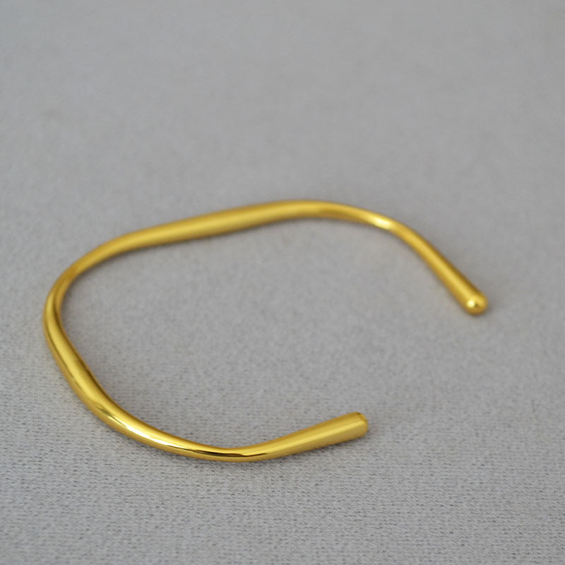 Classic Gold Bracelet with Timeless Appeal
