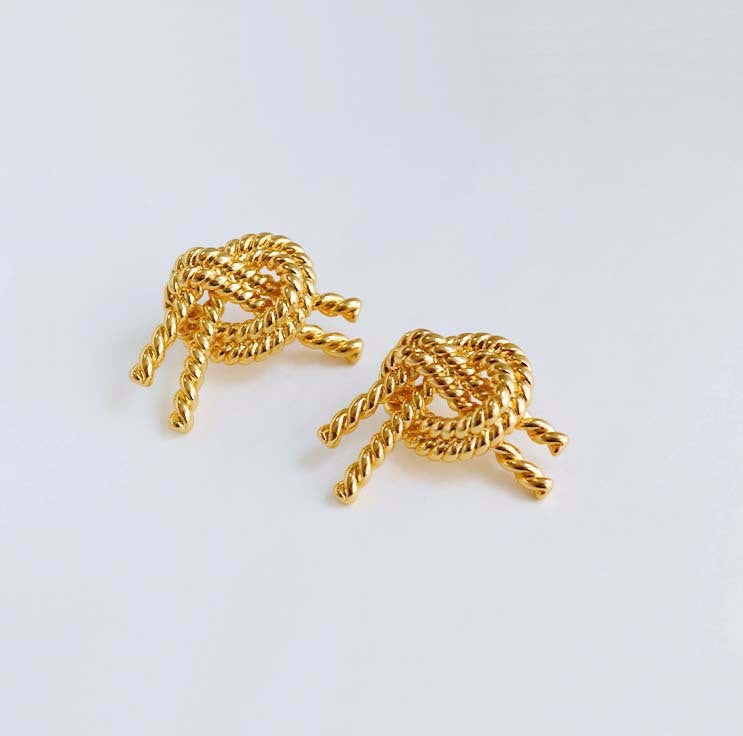Elegant Gold Earring for Every Occasion