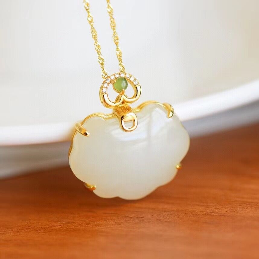 Romantic Gold Necklace for Special Moments