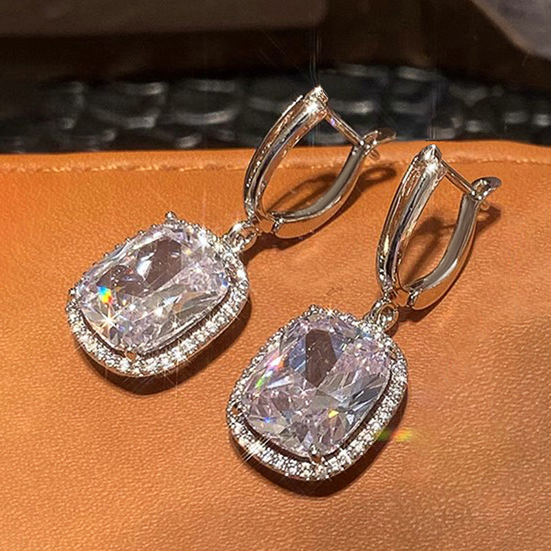 Charming Earring for Any Occasion