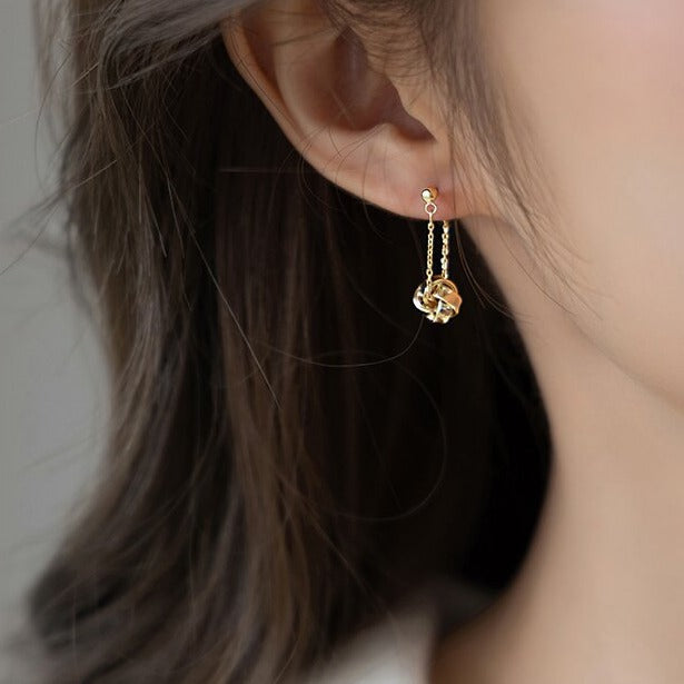 Charming Gold Earring for Any Occasion