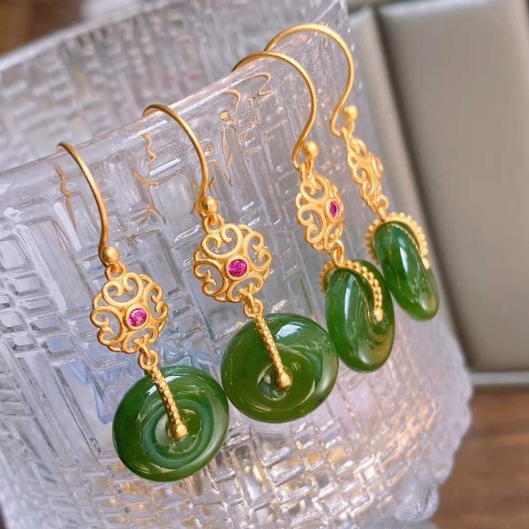 Charming Silver Earring for Any Occasion