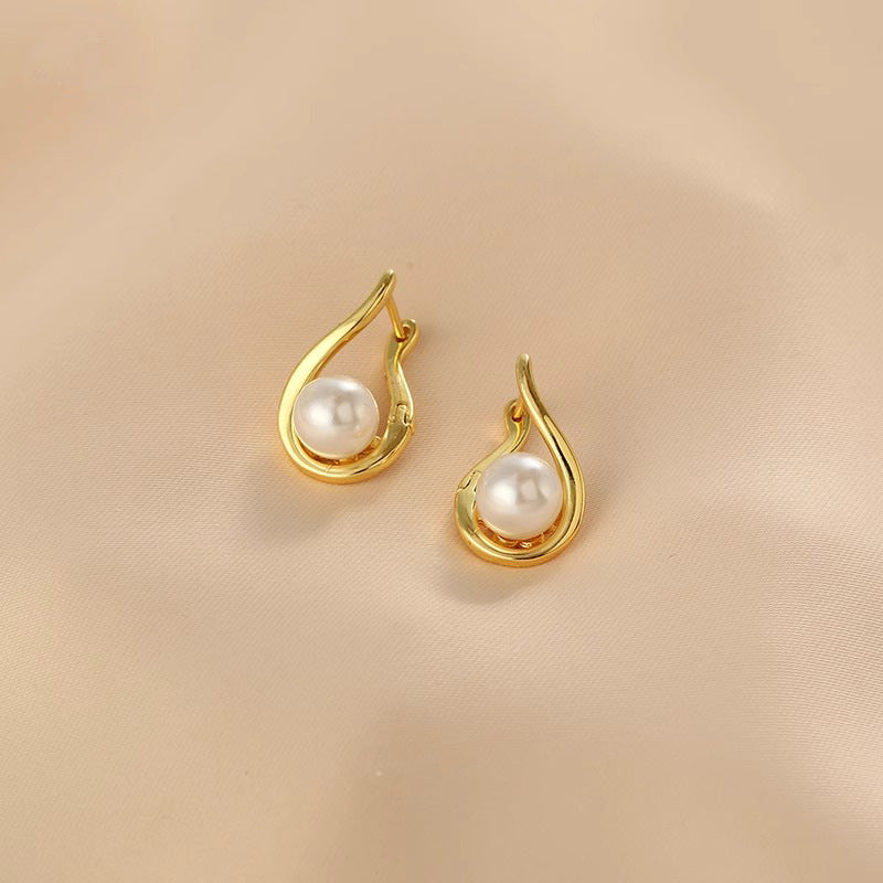 Classic Pearl Earring with Timeless Appeal