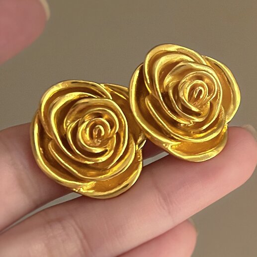 Charming Gold Earring for Any Occasion
