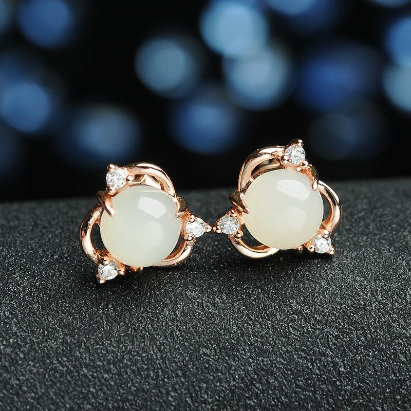 Charming Silver Earring for Any Occasion