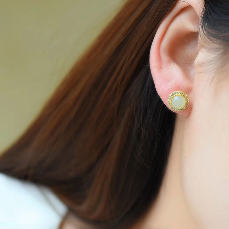 Charming Gold Earring for Any Occasion