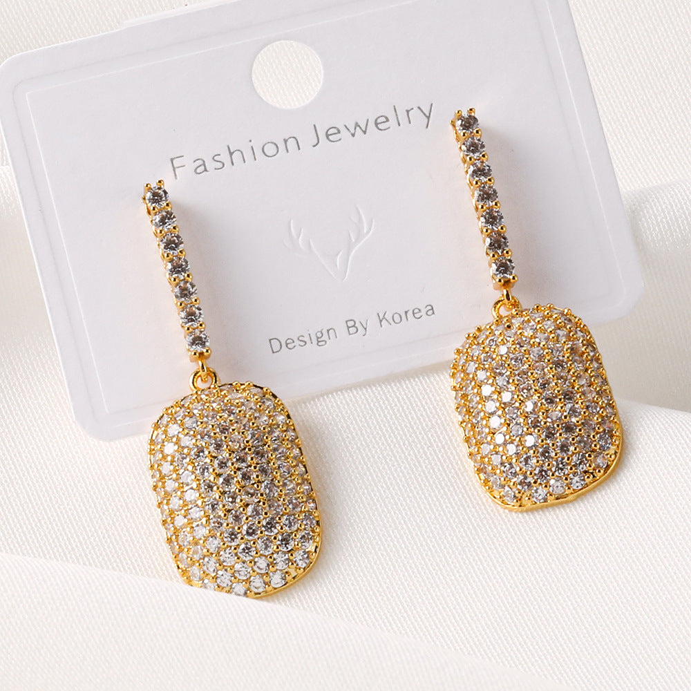 Classic Gold Earring with Timeless Appeal