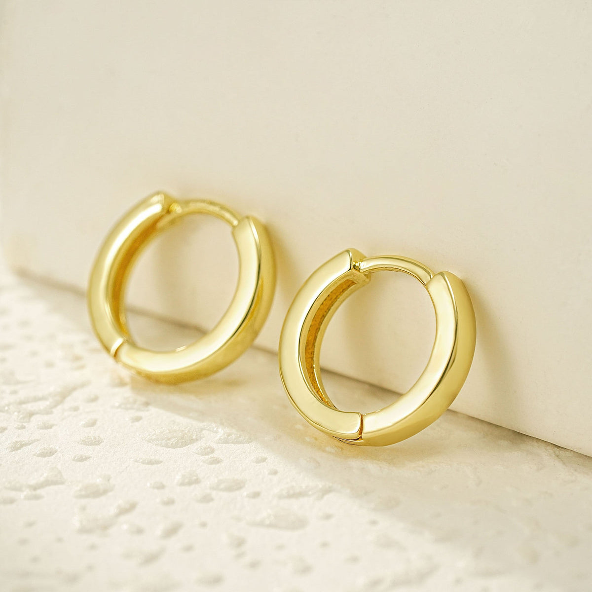 Classic Gold Earring with Timeless Appeal