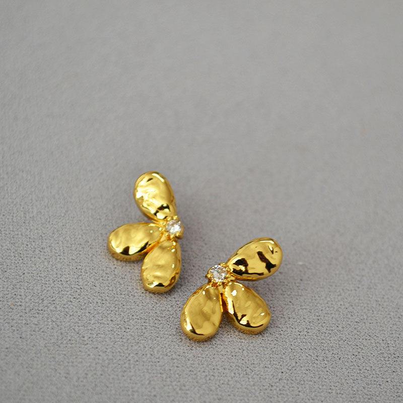 Charming Gold Earring for Any Occasion
