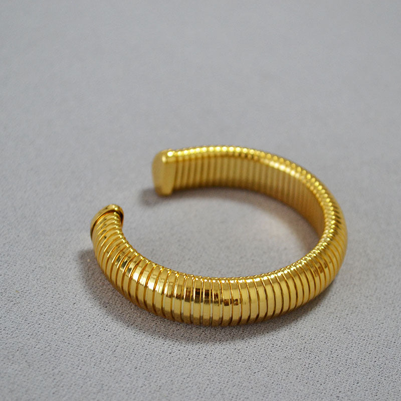 Romantic Gold Bracelet for Special Moments