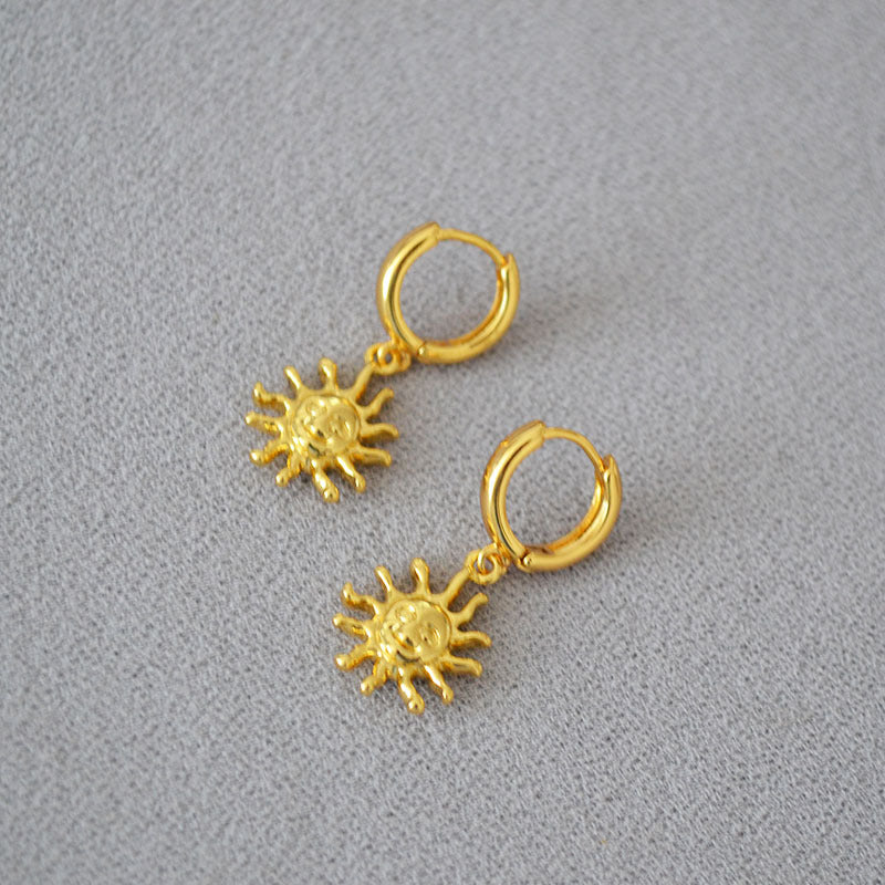 Classic Gold Earring with Timeless Appeal