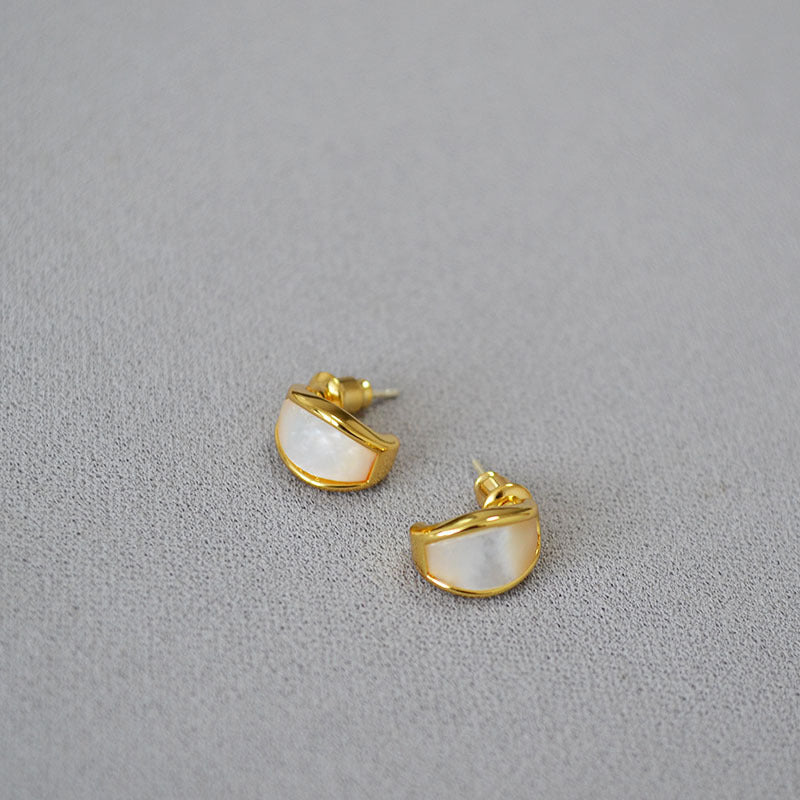 Classic Gold Earring with Timeless Appeal