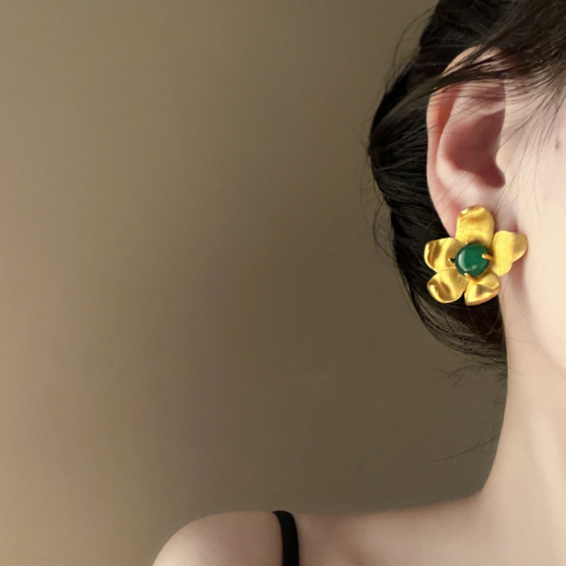 Charming Gold Earring for Any Occasion
