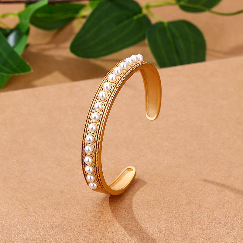 Romantic Gold Bracelet for Special Moments