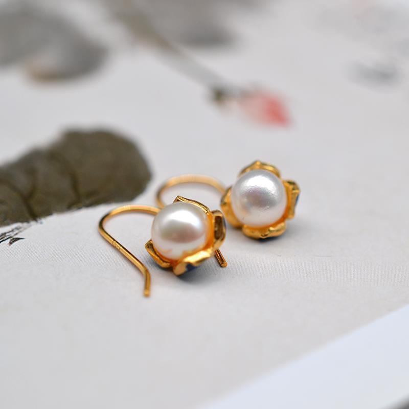 Classic Gold Earring with Timeless Appeal