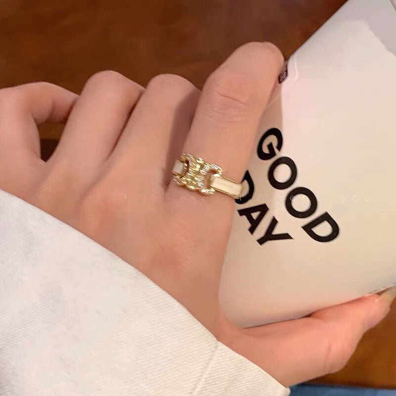 Classic Gold Ring with Timeless Appeal