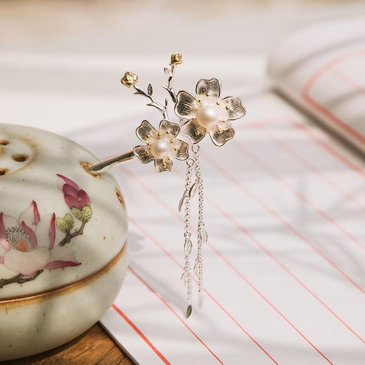 Classic Silver Piece with Timeless Appeal