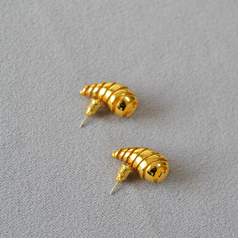 Charming Gold Earring for Any Occasion